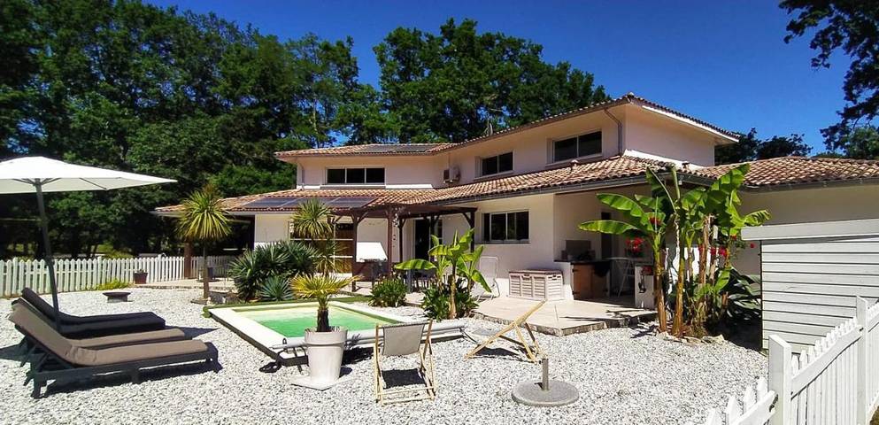 Location de vacances pour 8 personnes, avec Terrasse et Jardin ainsi que Piscine et Vue à Saint-Vincent-de-Paul