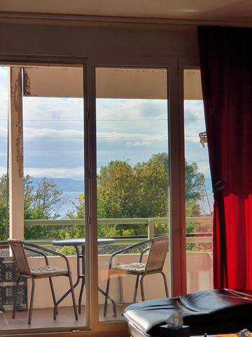 Cottage pour 4 personnes, avec vue ainsi que terrasse et vue sur le lac à Hauterive