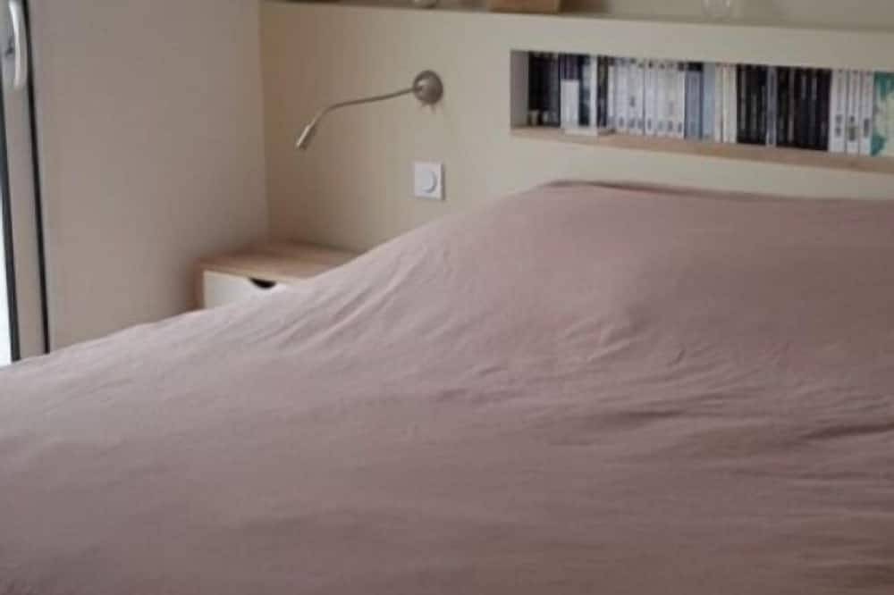 Pleasant house sleeps 10 with swimming pool and air conditioning, ideal for a family or group of friends. in Mérignac, Bordeaux region
