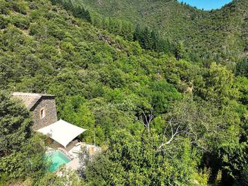 Gîte pour 4 personnes, avec vue et piscine ainsi que terrasse et jardin, animaux acceptés à Saumane