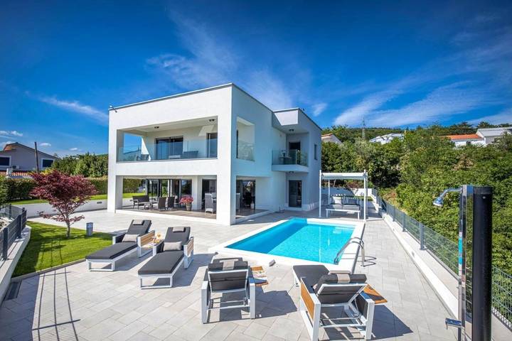 Villa für 8 Personen, mit Ausblick und Pool sowie Garten in Crikvenica