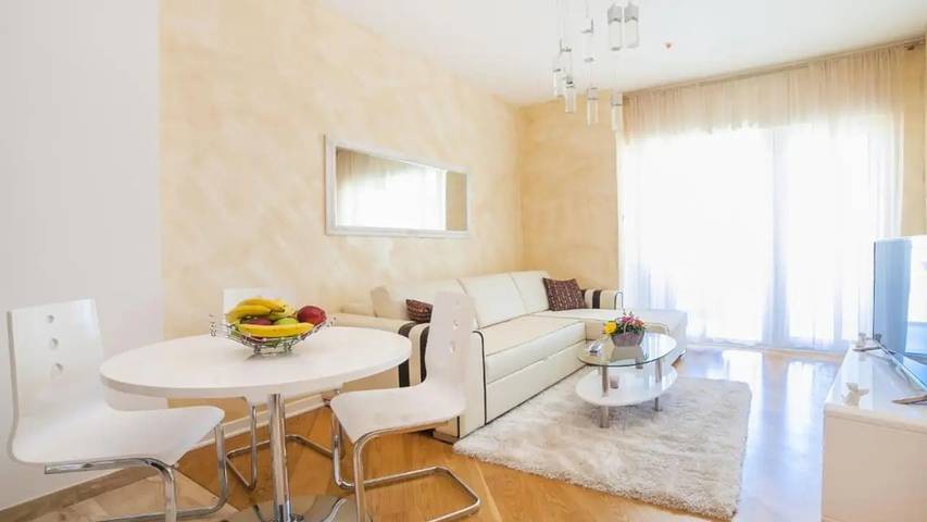 Appartamento per 5 persone, con piscina e sauna nonché balcone a Budva