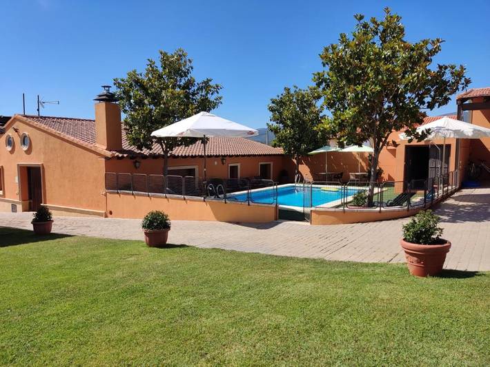 Apartamento para 14 personas, con Jacuzzi y Terraza además de Jardín y Piscina en Retuerta del Bullaque
