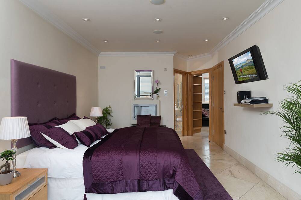 Entire apartment, The Finest Apartment in Galway - Luxury Penthouse - City Center Location -4 Bed in St Nicholas, Galway