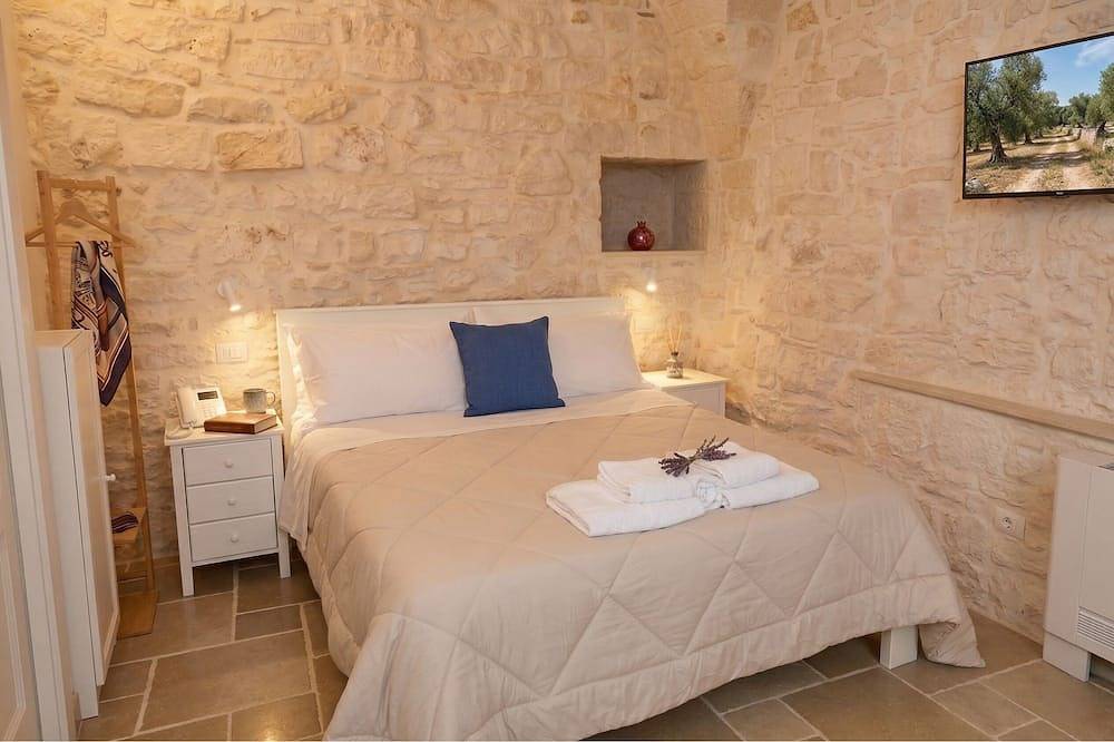Arcobaleno - Campanile Inn; Comfortable room in historic building in Locorotondo in Locorotondo, Bari Province