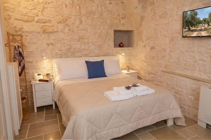Arcobaleno - Campanile Inn; Comfortable room in historic building in Locorotondo in Locorotondo, Province de Bari