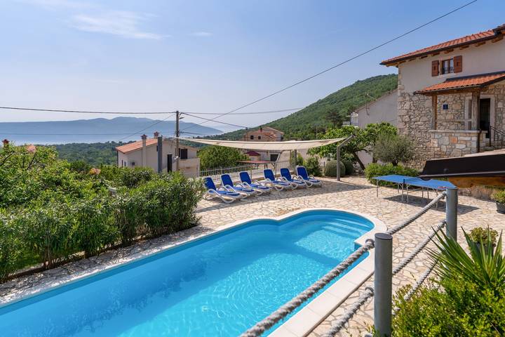 Ferienhaus für 8 Personen, mit Balkon und Terrasse sowie Pool in Martina (Kvarner Bucht)