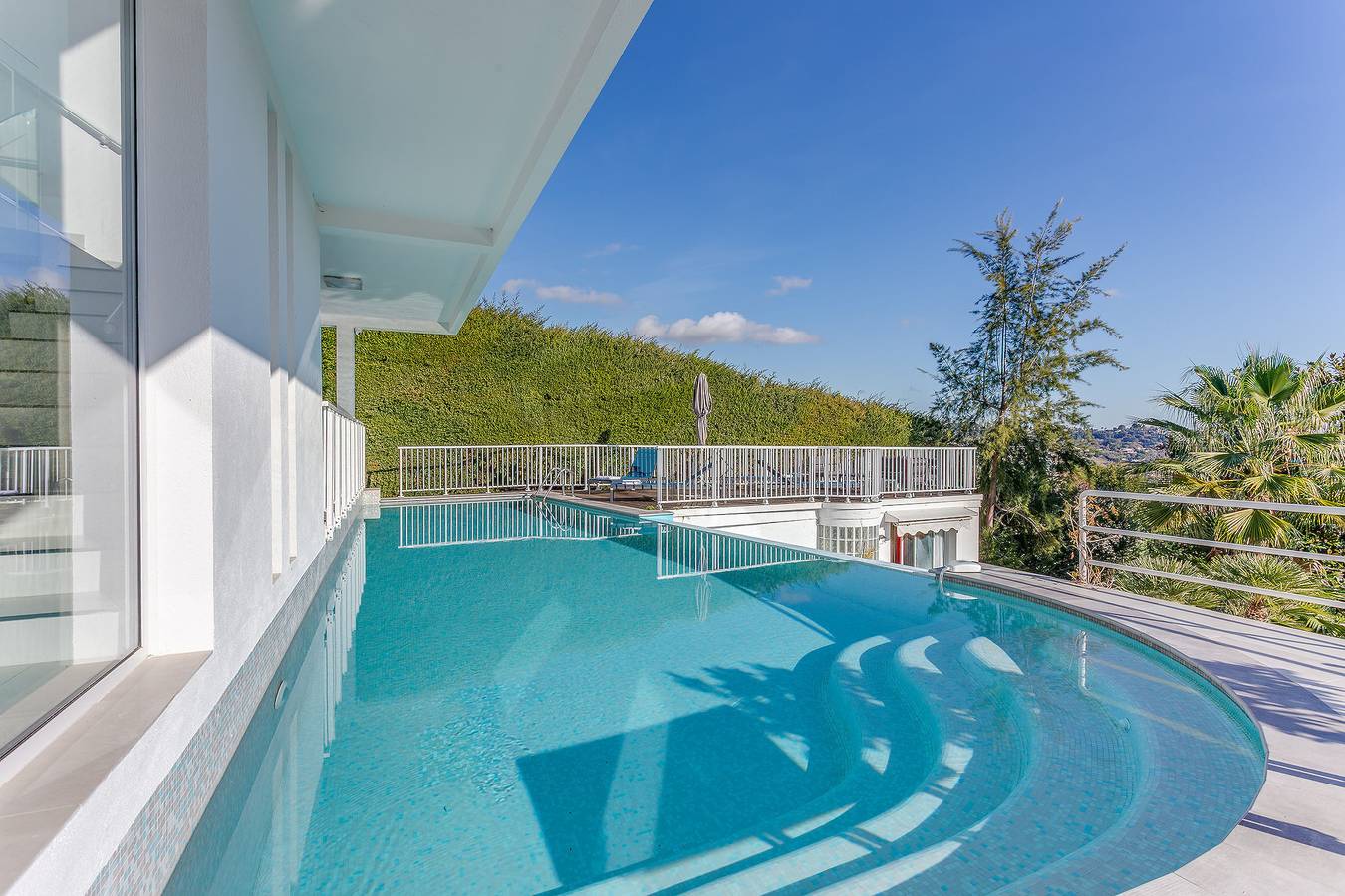 Villa Loupa Vi4489 by Riviera Holiday Homes in La Colle-sur-Loup, Cannes und Umgebung