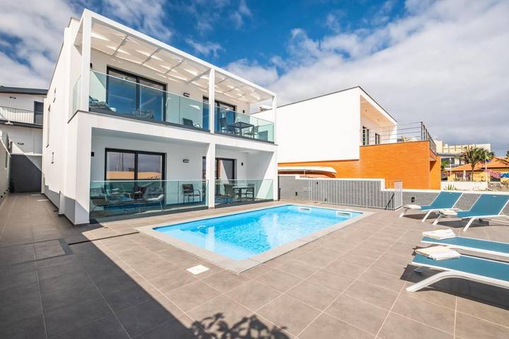 Ferienwohnung für 4 Personen, mit Terrasse und Pool sowie Ausblick