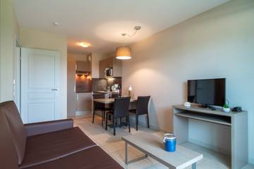 Gîte pour 4 personnes, avec jardin ainsi que terrasse et piscine dans Plage Sables Blancs