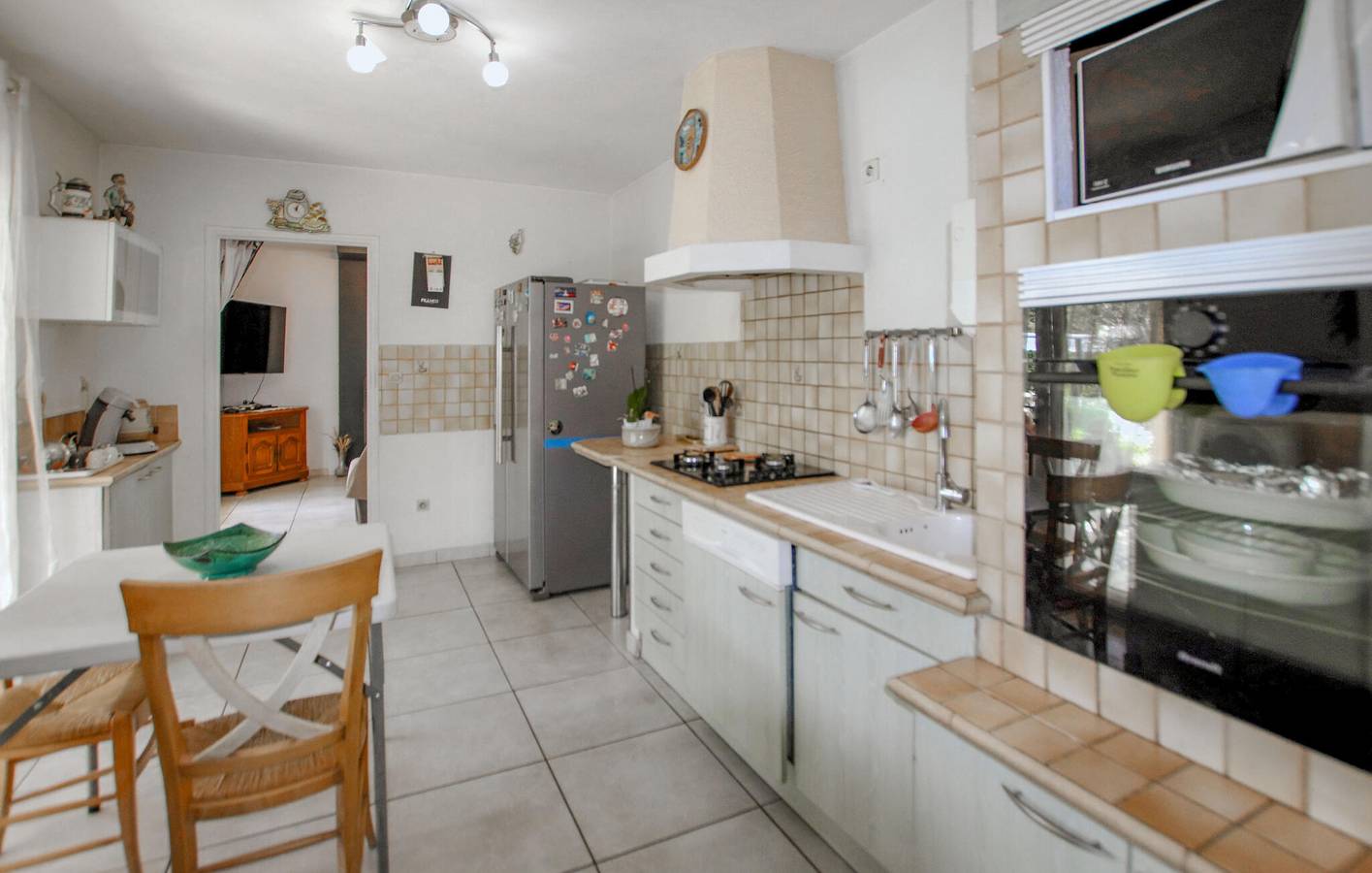 Acogedor apartamento con piscina y jardín, cerca del centro de Bédarrides in Bédarrides, Vaucluse