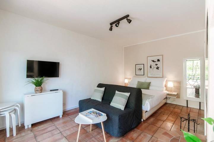 Ferienwohnung für 4 Personen, mit Balkon und Terrasse sowie Garten und Pool