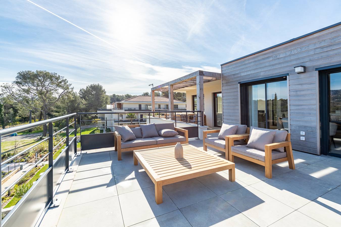 Appartement entier, Ultra premium duplex penthouse for 9 people with 3 bedrooms & spacious terrace in Vence, Région de Cannes