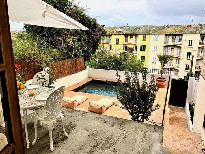 Gîte pour 4 personnes, avec Terrasse ainsi que Piscine et Vue dans Gare De Bastia