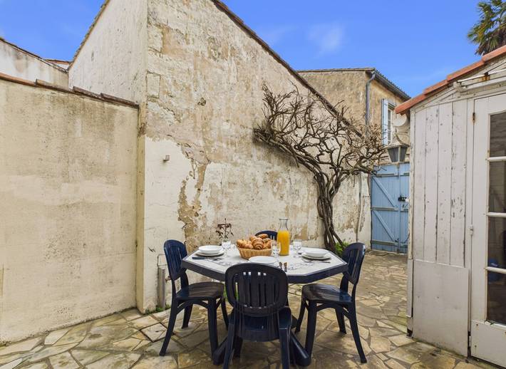 Gîte pour 4 personnes, avec terrasse dans Plage De L Arnerault La Flotte - 2