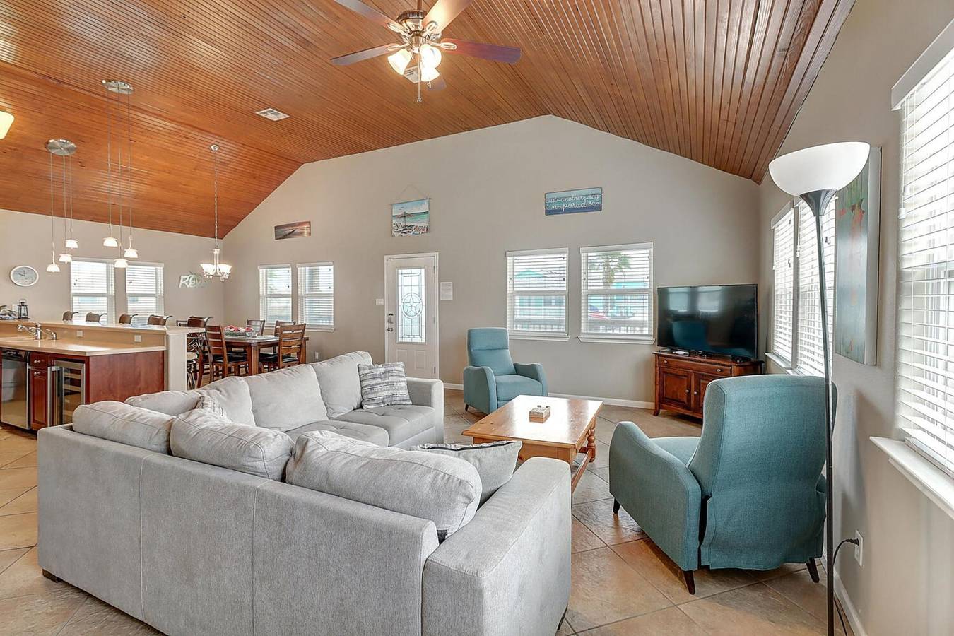Vacation Rental for 14 Guests in Port Aransas, Mustang Island