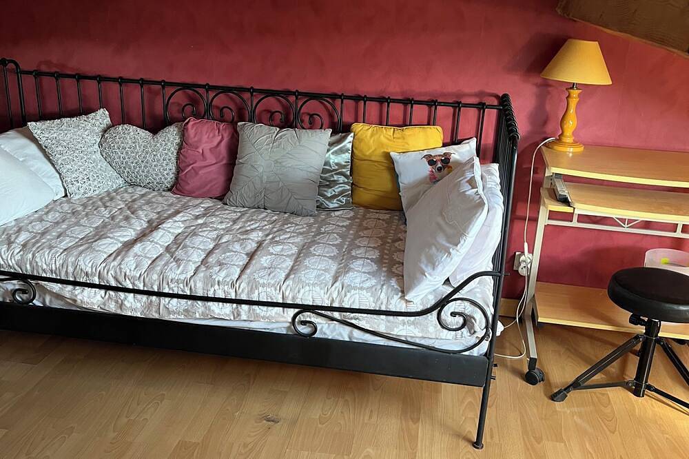 Entire apartment, Apartment ideally located in a quiet area between Aix en Provence and Marseille in Gardanne, Aix-en-Provence region