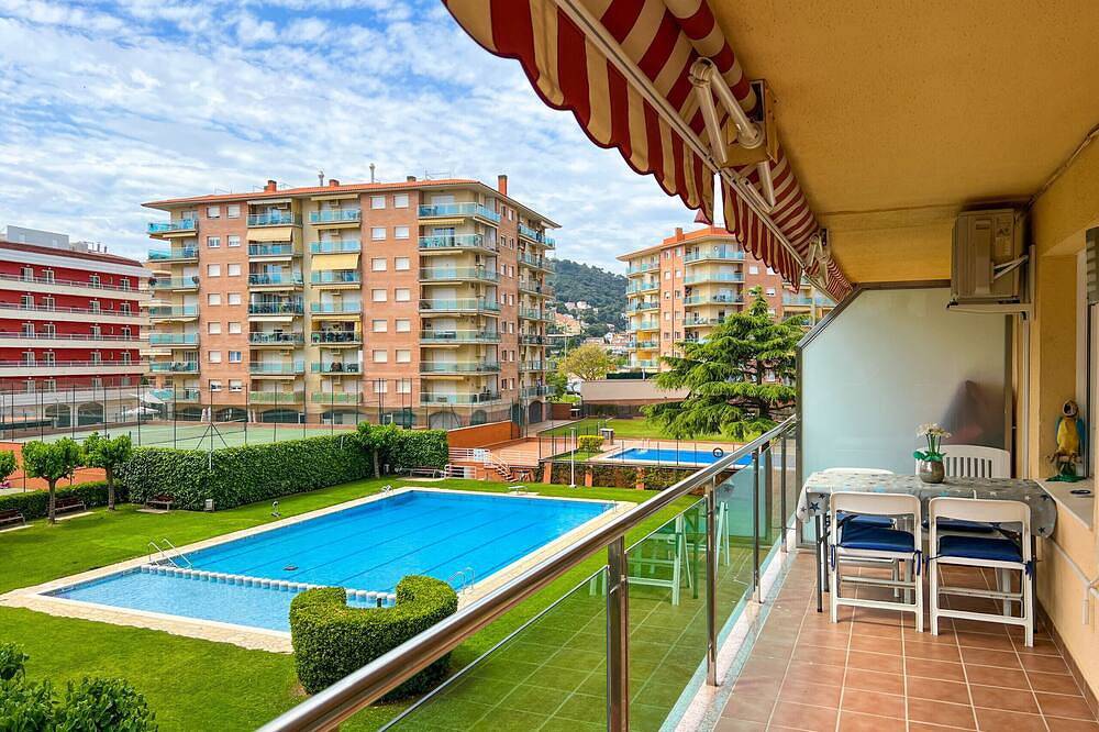 Ganze Wohnung, Apt 2 pax on the Santa Susanna promenade. Community pool and garden, free wifi and air conditioning in the living room. Excellent location, 3 min from the beach, shops, bars and restaurants. Lively area! Vivalidays Lora. in Santa Susanna, Costa del Maresme