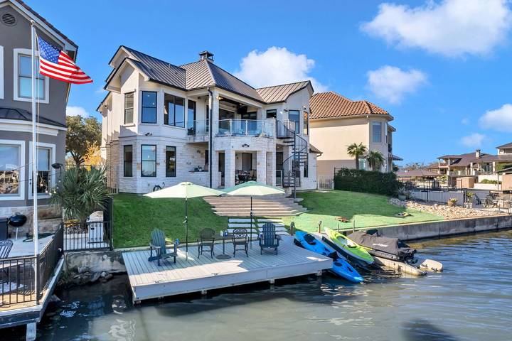 Vacation rental for 11 people, with lake view and yard in Horseshoe Bay