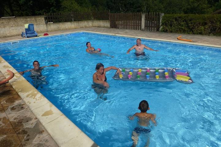 Chalet pour 6 personnes, avec piscine ainsi que jardin et terrasse
