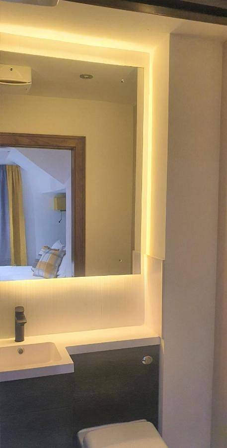 Entire apartment, Double Room with Private Bathroom in Swindon, North Wessex Downs