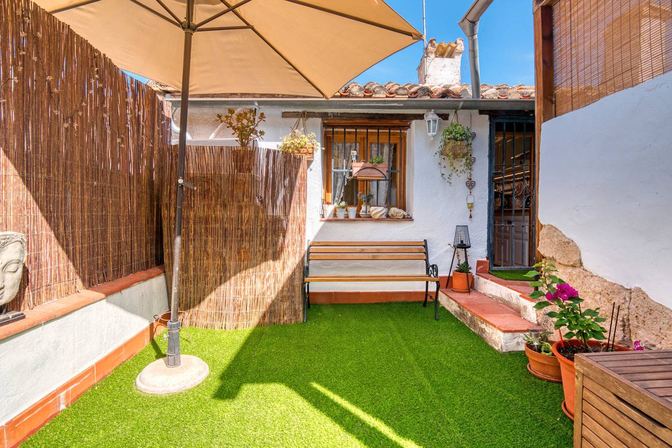 Appartement entier, Appartement 'El Encanto Antiguo' avec terrasse privée et climatisation in Vieille ville de Denia, Dénia