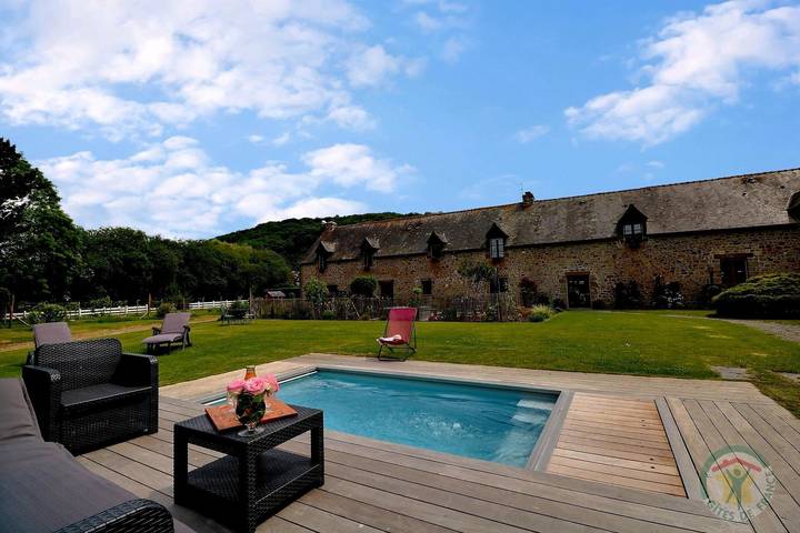Gîte pour 4 personnes, avec Terrasse et Jardin ainsi que Piscine et Vue à Roz-sur-Couesnon