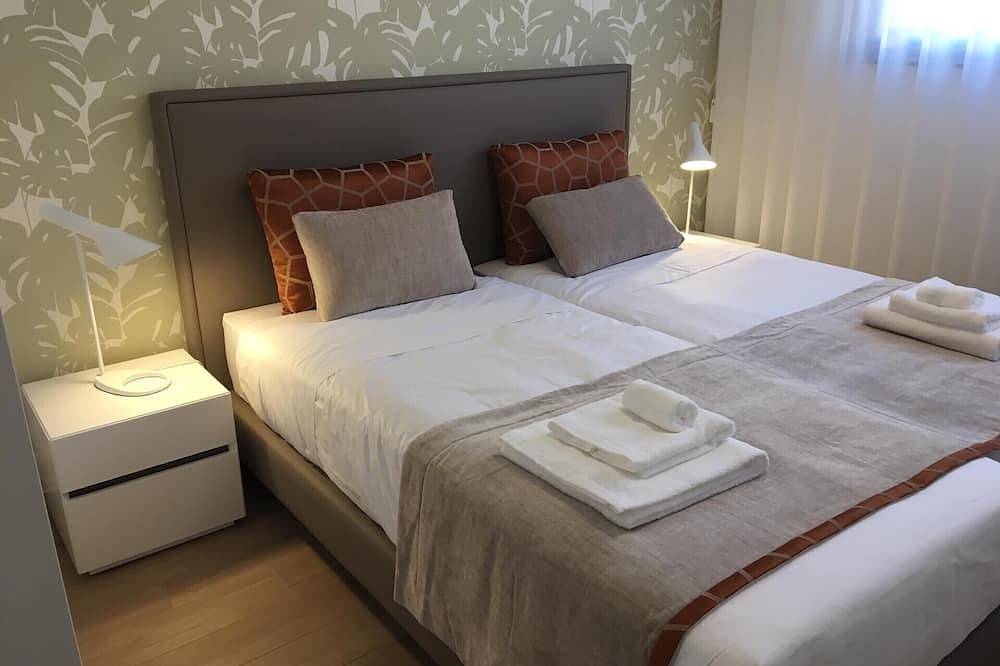 Enjoy modern comfort and private heated pool at Casa Ambiente Verde in Caldas da Rainha, Leiria District