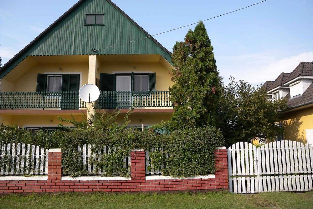 Vakantiehuis met 2 terrassen en zwembad nabij het strand in Mariënbad, Zuidelijke oever van het Balatonmeer