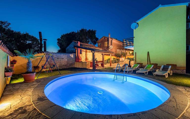 Ferienhaus mit Pool, Grillterrasse und Kinderschaukel in Marčana, Südküste Istrien
