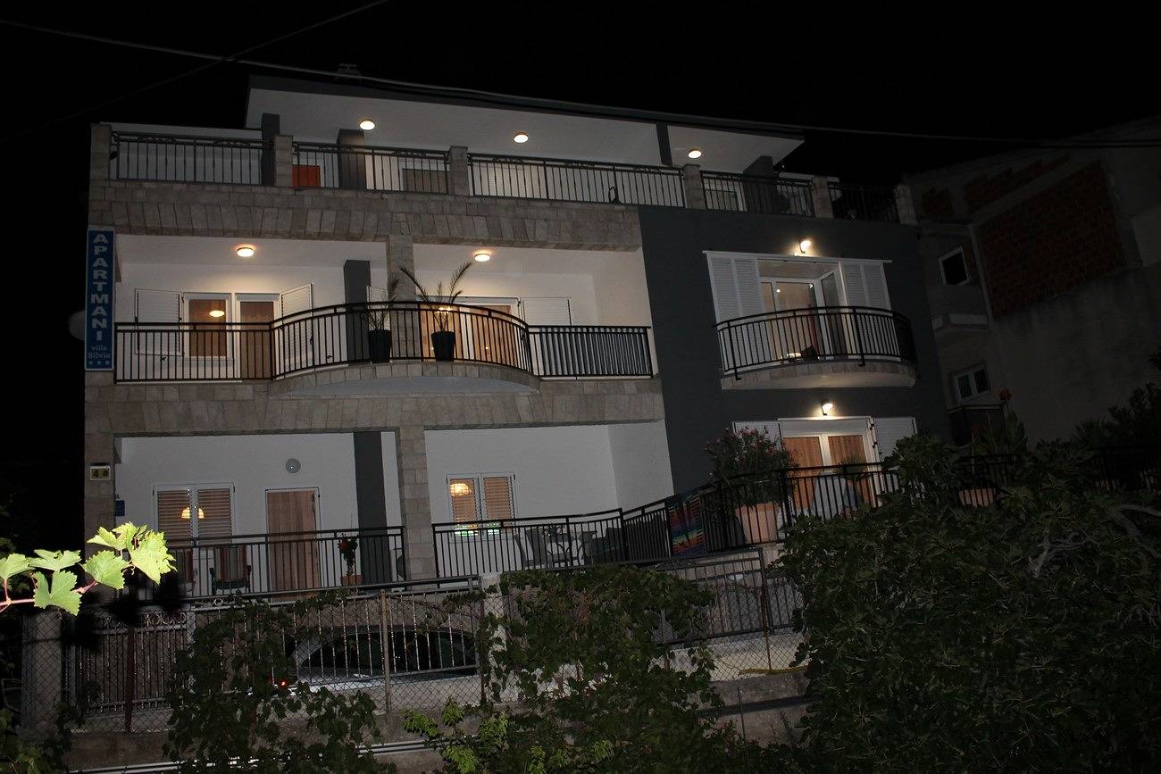 Ganze Wohnung, 1-Zimmer-Ferienwohnung mit Balkon und Meerblick Makarska A-21911-b in Makarska, Makarska Riviera