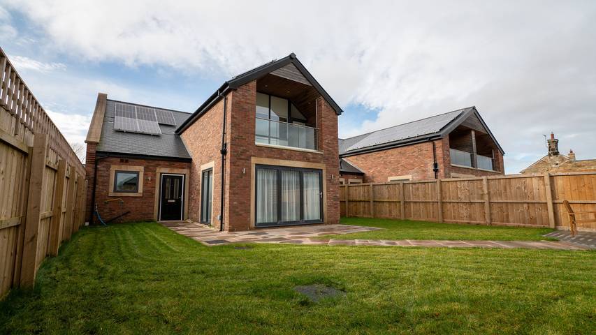 Holiday home for 8 people, with garden and hot tub, child-friendly in Northumberland