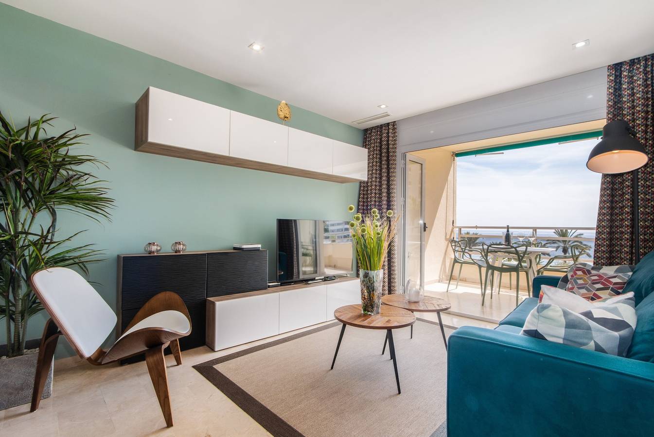 Apartamento entero, Apartamento 'Front Line Beach 2 Bedr' con vistas al mar, Wi-Fi y aire acondicionado in Playa de la Fontanilla, Marbella