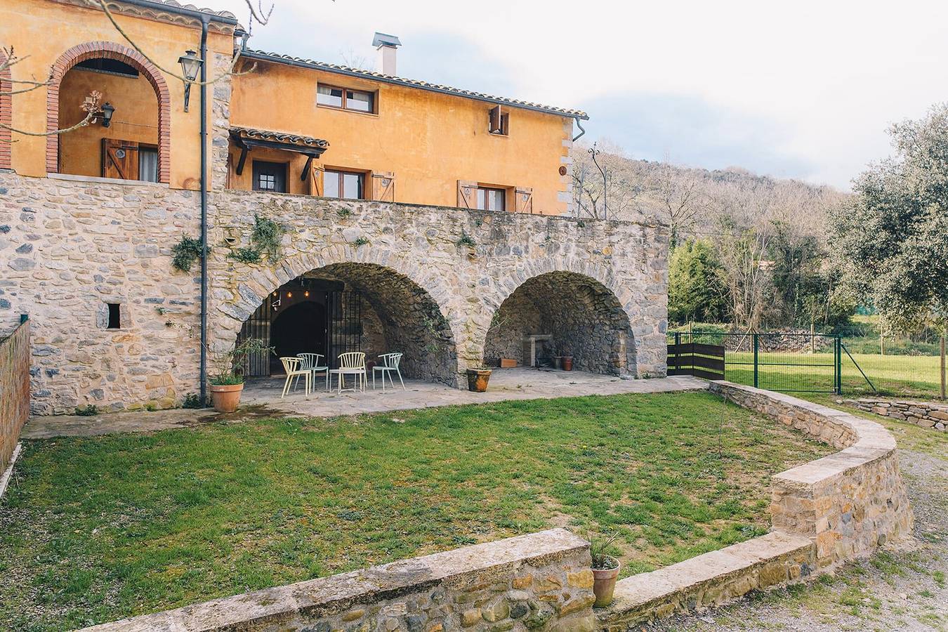 Ferienhaus 'Can Blanc - 11 Personen' mit Bergblick, Gemeinschaftspool und Wlan in Montagut i Oix, Garrotxa