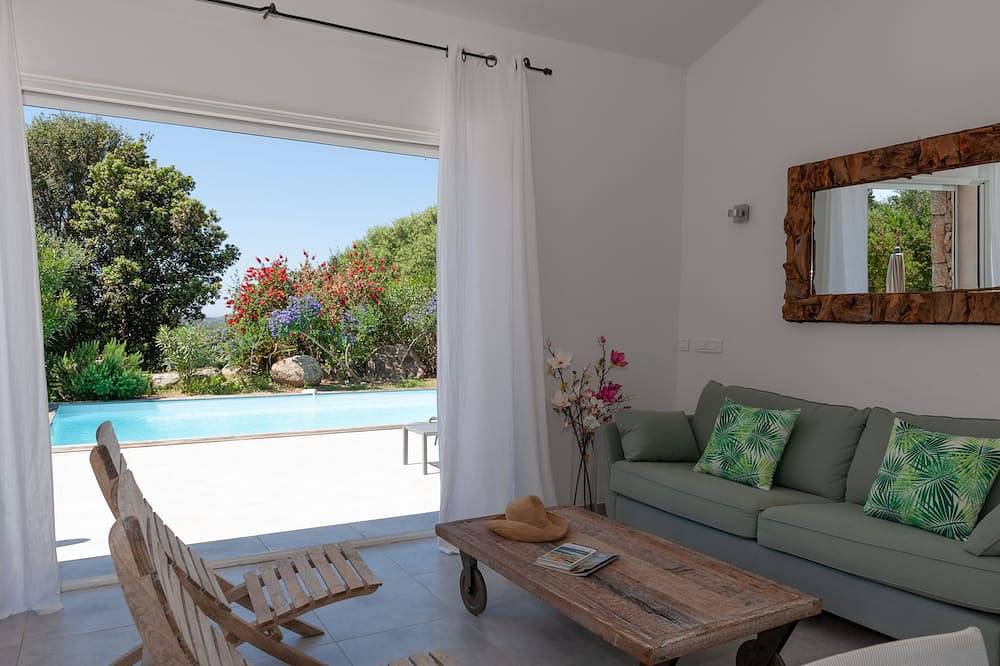 Magnificent villa with sunny private pool, near Bonifacio. in Figari, Arrondissement de Sartène