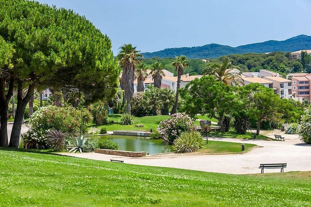 Oceanfront Getaway on the Var Coast of Provence in Six-Fours-les-Plages, Côte méditerranéenne (France)