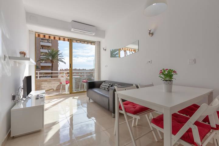 Apartamento entero, Nuevo y moderno apartamento de 2 camas con balcón, aire acondicionado y Wi-Fi in La Carihuela, Torremolinos