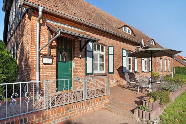 Holiday Home 'Ivenack Old School' with Private Terrace and Private Garden in Ivenack, Mecklenburgische Seenplatte