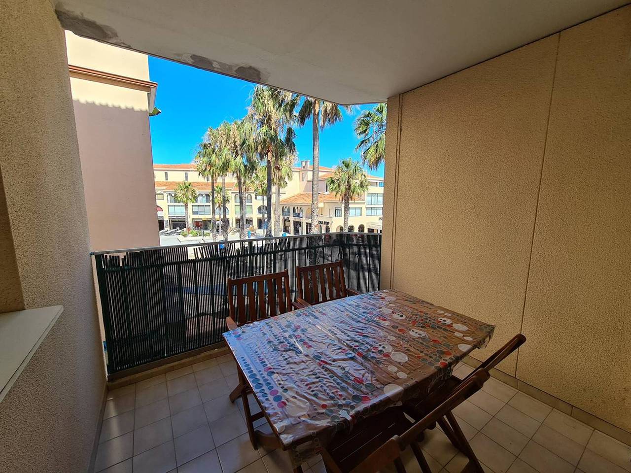 Entire apartment, 2-Br Cabin Apartment with Terrace, 100m from the Beach, Parking Included - Sleeps 5 in La Côte Vermeille, Argelès-sur-Mer