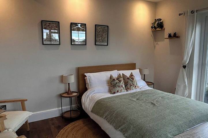 Self-contained cabin with stunning views! in Brighton, Sussex