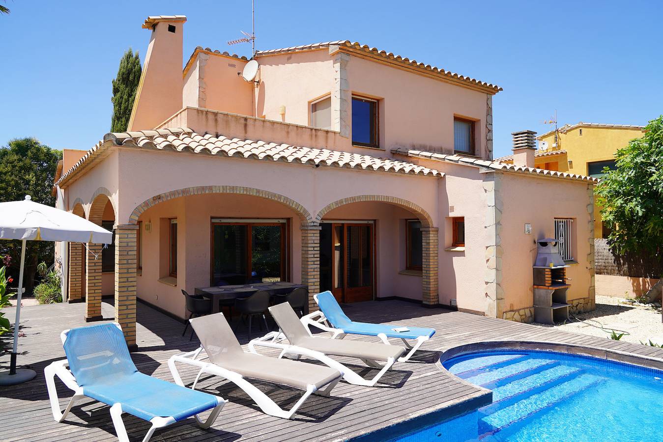 Fantastische Villa in der Nähe des Sandstrandes Sant Pere Pescador in Sant Pere Pescador, Oberampurien