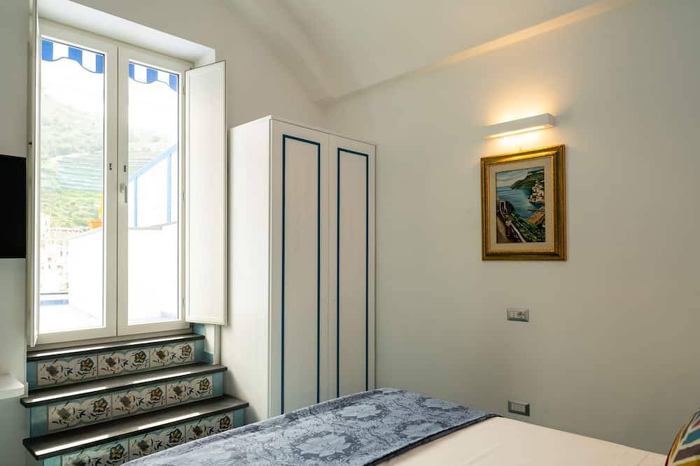 Ganze Wohnung, Grecale: stunning sea-view apartment with patio - up to 5 guests in Maiori, Amalfiküste