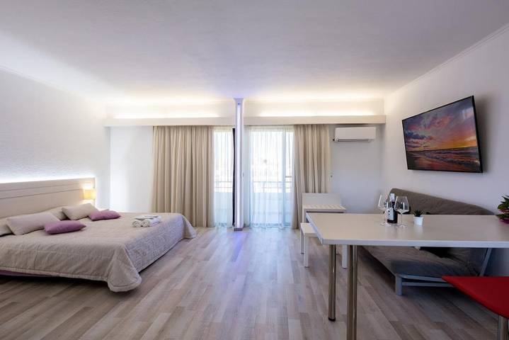 Appart’hôtel pour 2 personnes, avec Balcon et Terrasse ainsi que Jardin et Piscine