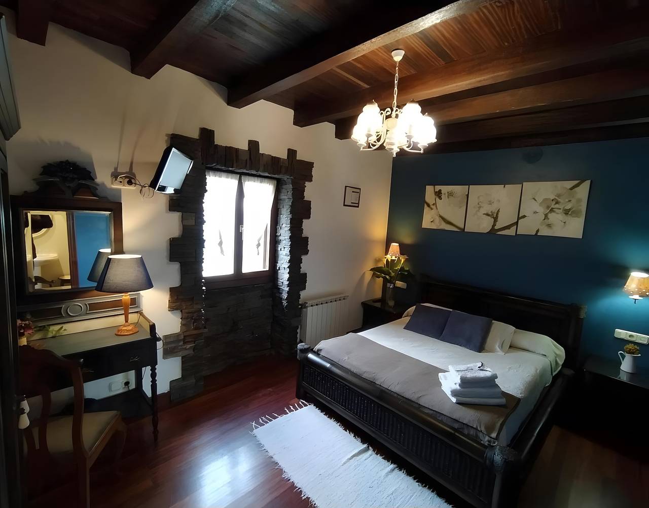 Kamer 'Doble 2' met uitzicht op de bergen, privé-tuin en wifi, foto 8