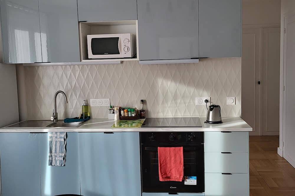 Appartement entier, 2 bedrooms apartment in Colombes, private car park, 10' walk from train station in Colombes, Hauts-de-Seine