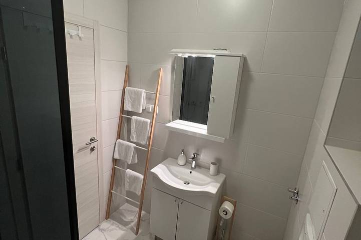 Entire apartment, 3 Zimmer Wohnung Neubau 100 Meter zum Strand in Barbat na Rabu, Rab