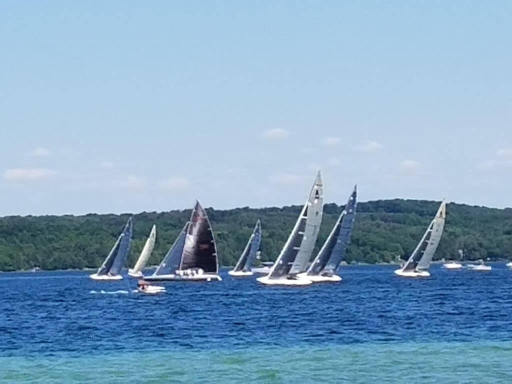 Wo gemütliche Hütten am Seeufer auf den atemberaubenden Torch Lake treffen in Torch Lake