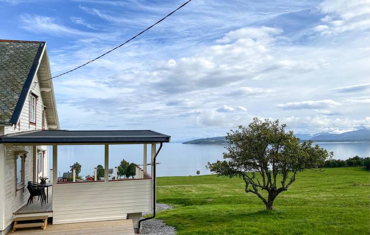 Ferienhaus für 9 Personen, mit Terrasse und Garten sowie Ausblick in Vestnes