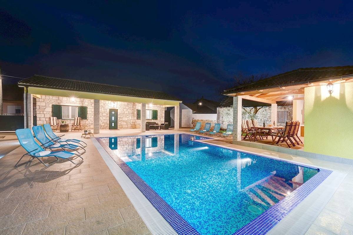 Schöne Villa Petra mit Sommerküche und Pool
 in Poličnik, Zadar
