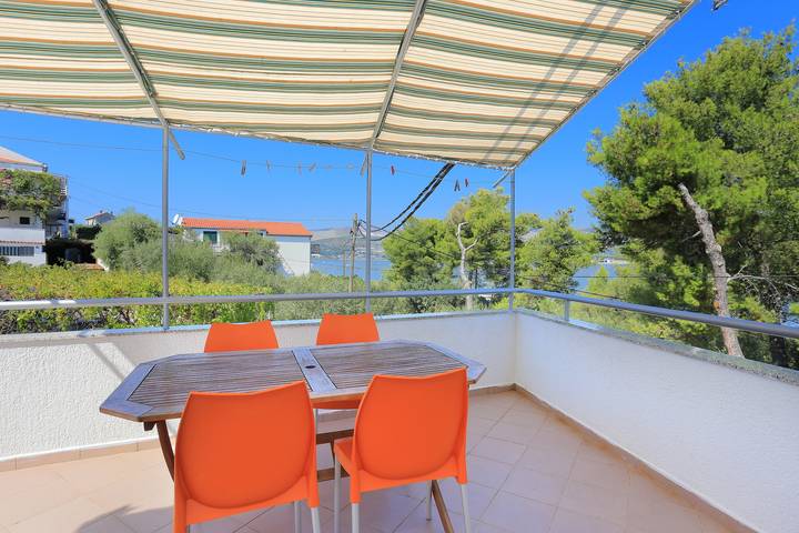 Apartament wakacyjny dla 4 osób, z Balkon/ taras w Arbanija